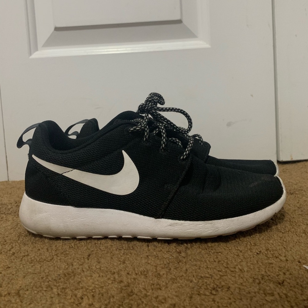 NIKE BLACK AND WHITE ROSHE SNEAKERS